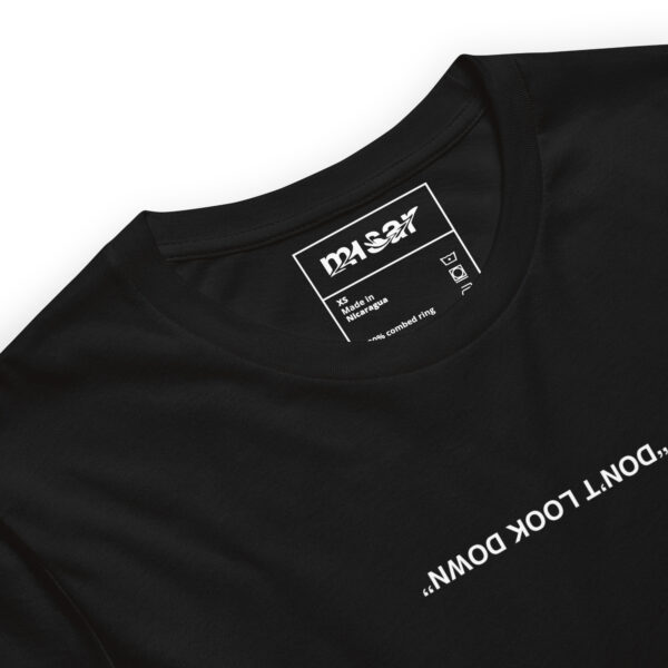 Camiseta no mires abajo - Image 2